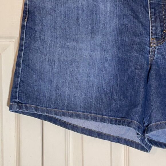 Gloria Vanderbilt High Rise Denim Shorts 18 - Picture 4 of 15